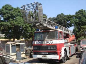 Viatura de bombeiros holandesa em Luanda