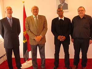 Van links naar rechts: de heer Van Biljouw, de heer Duarte Pombo, de heer 
				Van-Dúnem en de heer Verheijen